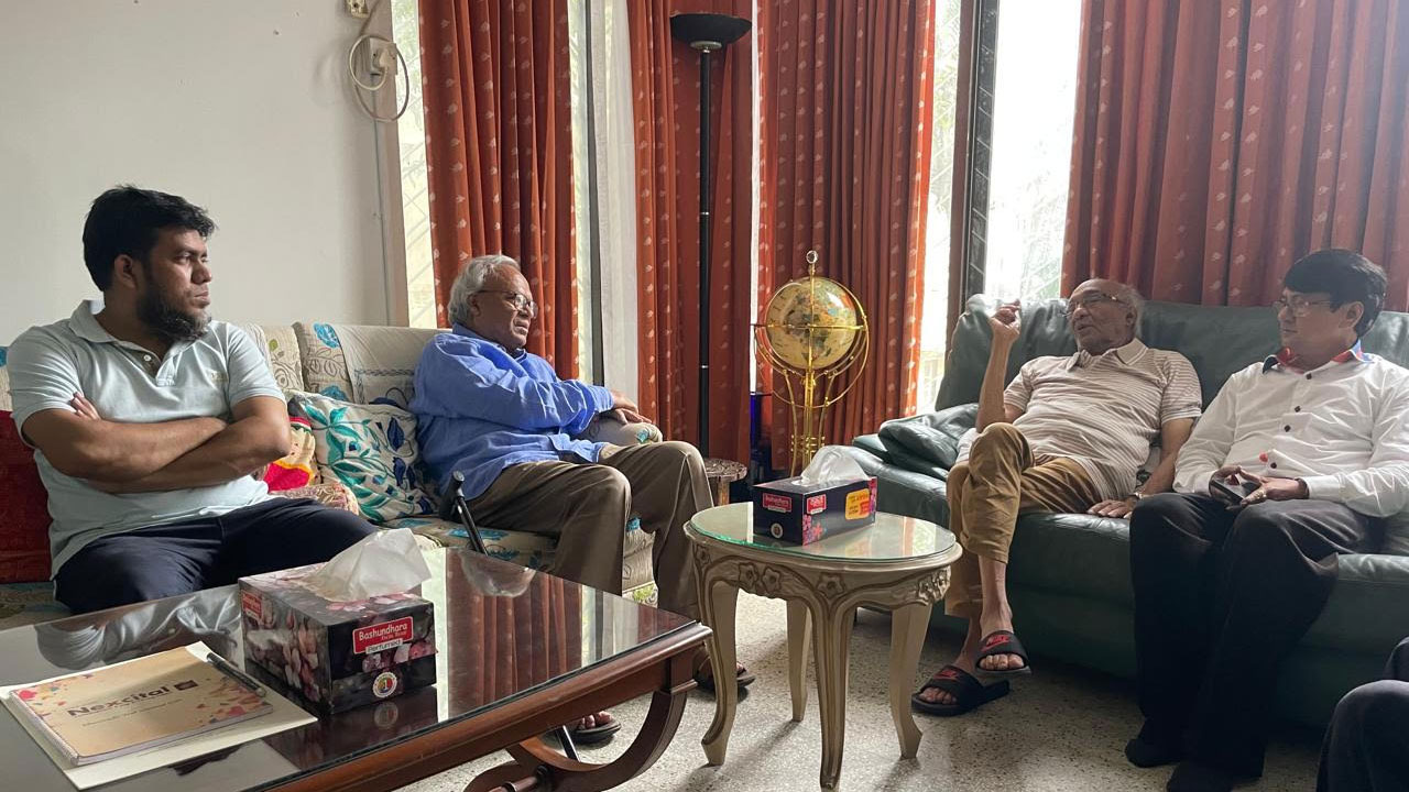 সাংবাদিক শফিক রেহমানের সঙ্গে রিজভীর সৌজন্য সাক্ষাৎ